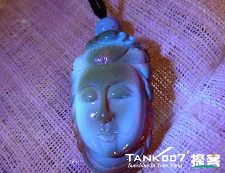 網(wǎng)上用紫光手電鑒定琥珀的帖子這么多，哪個是真假？